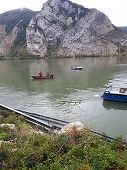 Caraş-Severin: Scafandrii au oprit operaţiunile de căutare a celor patru persoane aflate în maşina care a căzut sâmbătă în Dunăre 