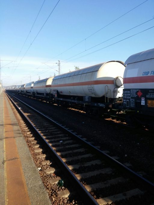 Constanţa: Scurgeri de gaz de la un vagon al unui tren încărcat cu gaz lichefiat. Pompierii au izolat zona