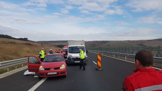 Sibiu: Două autovehicule s-au ciocnit pe autostradă, după ce şoferul unei maşini a făcut infarct la volan