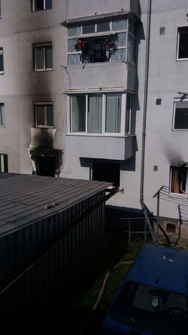 Bărbat intoxicat cu fum şi 40 de persoane evacuate, în urma unui incendiu izbucnit într-un bloc din Drobeta-Turnu Severin