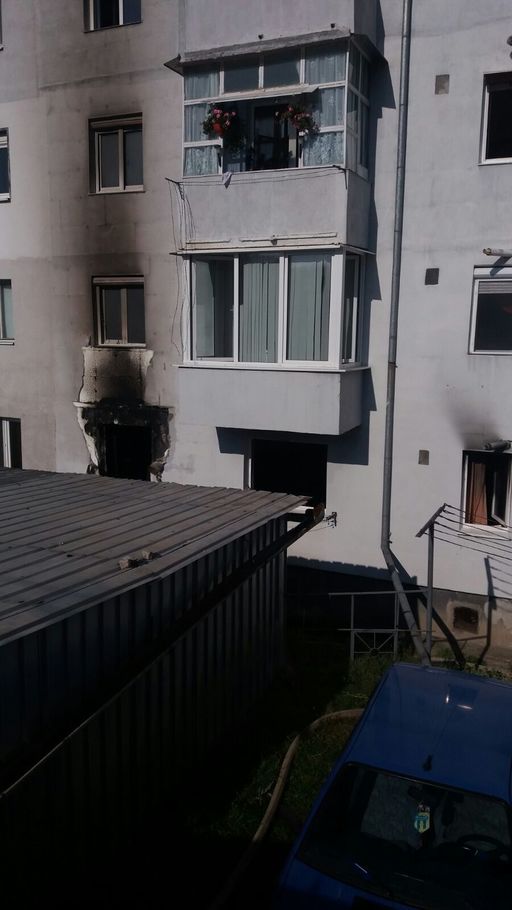 Bărbat intoxicat cu fum şi 40 de persoane evacuate, în urma unui incendiu izbucnit într-un bloc din Drobeta-Turnu Severin