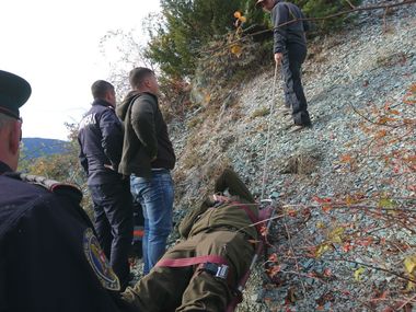 Vrancea: Intervenţie dificilă a pompierilor pentru salvarea unui cercetător căruia i s-a făcut rău în zona montană