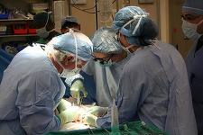 Argeş: Elevul care are o bucată de fier beton în picior, supus unei intervenţii chirurgicale