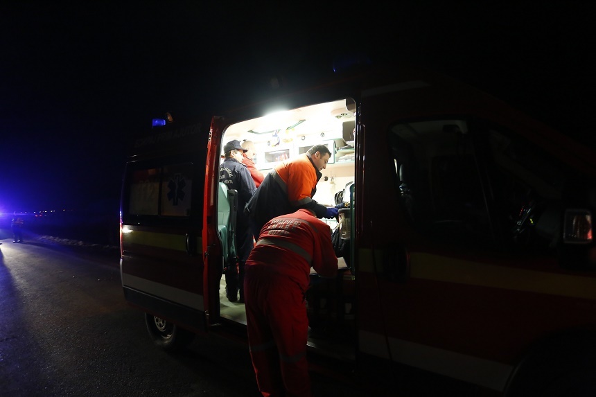 Sibiu: Doi copii şi un adult, răniţi după ce căruţa nesemnalizată cu care circulau a fost lovită de o maşină