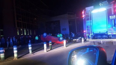 Maşină răsturnată într-una dintre cele mai aglomerate intersecţii din Timişoara. Cinci autoturisme implicate în accident