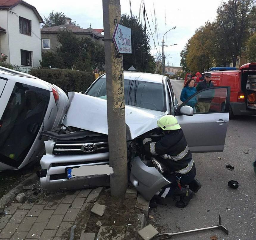 Accident în Suceava: O maşină scăpată de sub control a lovit doi stâlpi din beton şi un autoturism parcat pe care l-a răsturnat. FOTO