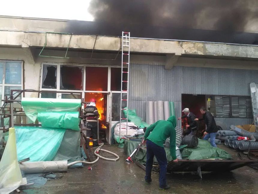 Prefectul de Vaslui: Deocamdată nu se pune problema evacuării populaţiei din cauza fumului degajat de incendiu. A fost activat Planul Roşu