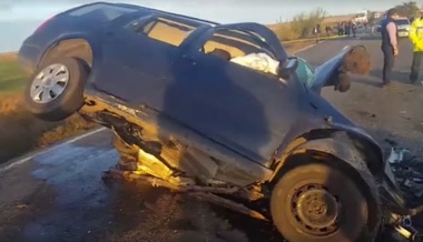 UPDATE Accident deosebit de grav în Suceava: Patru persoane au murit, după ce două maşini s-au ciocnit. Alte cinci persoane, dintre care patru copii, au ajuns la spital. Unul dintre cei patru copii răniţi a murit la Spitalul din Fălticeni. FOTO