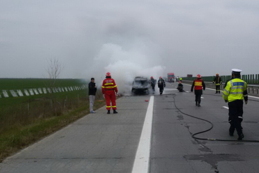 O camionetă care transporta piese auto a luat foc pe autostrada Lugoj- Deva, circulaţia fiind întreruptă