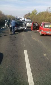 Cinci maşini şi o motocicletă s-au ciocnit pe şoseaua Timişoara- Moraviţa, 15 persoane fiind implicate