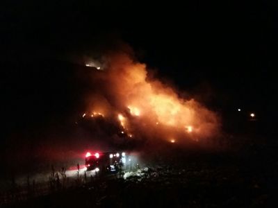 Gorj: Incendiu la un gater din comuna Bengeşti-Ciocadia. Focul a cuprins lemnele din interior şi utilajele