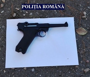 Grenadă defensivă şi alte arme, susceptibile a proveni din contrabandă, găsite în casa unui arădean. FOTO