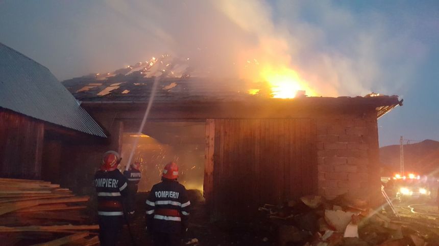Incendiu la un gater din Mărginimea Sibiului; arde o hală pe o suprafaţă de o sută de metri pătraţi