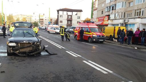 Cinci persoane, între care doi copii, rănite într-un accident rutier produs în Braşov