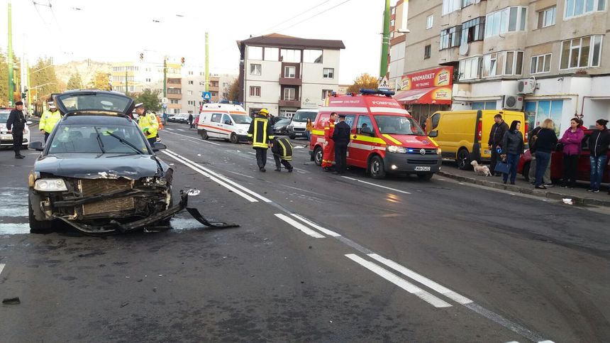 Cinci persoane, între care doi copii, rănite într-un accident rutier produs în Braşov