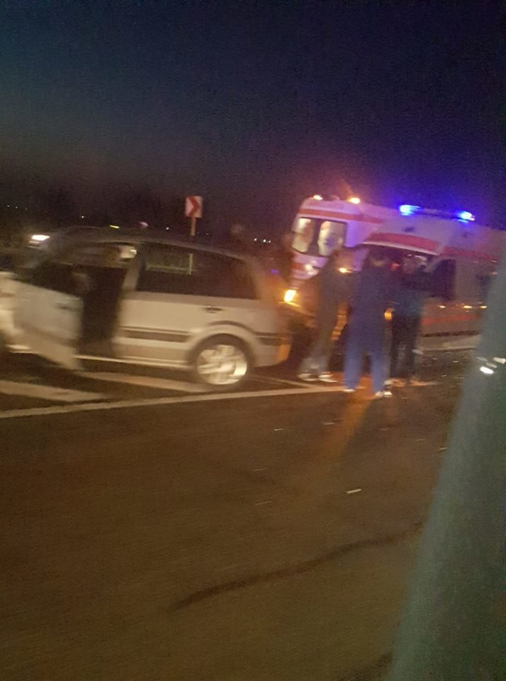 Două maşini în care se aflau şapte persoane s-au ciocnit lângă Timişoara, după ce un şofer de 70 de ani nu a acordat prioritate unui autoturism