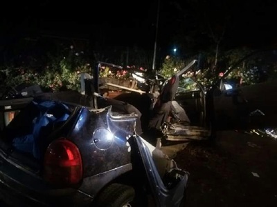 Galaţi: Un adolescent a murit şi alţi trei tineri au fost răniţi după ce maşina în care se aflau a derapat şi s-a lovit de o buturugă. FOTO