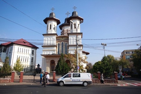 UPDATE - Catedrala Arhipescopală din Buzău a fost spartă de hoţi. FOTO
