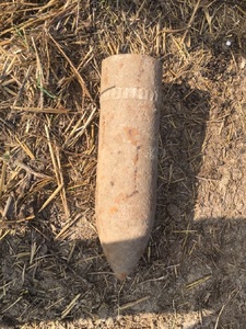 Proiectil din cel de-al doilea război mondial, găsit de un cioban pe un câmp din judeţul Tulcea

