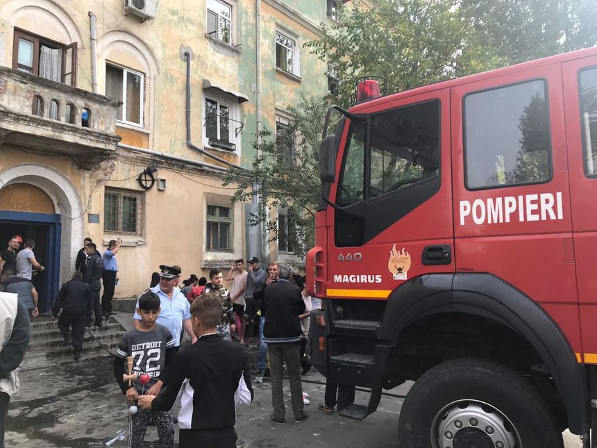 UPDATE: Craiova: Aproximativ 30 de persoane au fost evacuate dintr-un bloc în urma unui incendiu


