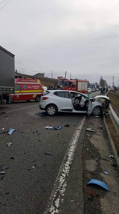 Suceava: Bărbat rănit după ce maşina pe care o conducea a fost lovită de un TIR care a intrat pe contrasens. FOTO
