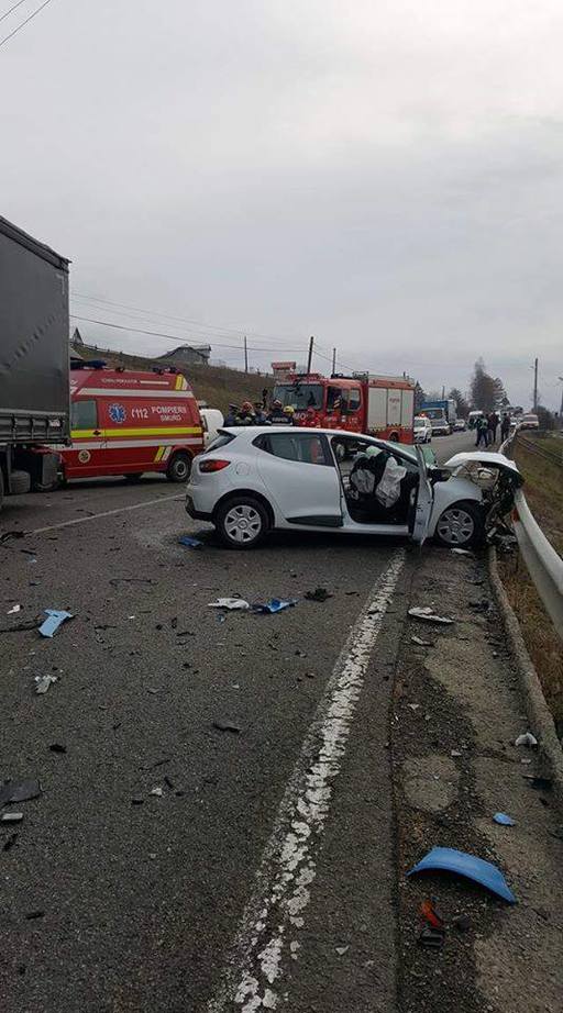 Suceava: Bărbat rănit după ce maşina pe care o conducea a fost lovită de un TIR care a intrat pe contrasens. FOTO