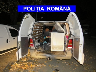 Galaţi: Doi bărbaţi care transportau 180 de kilograme de sturioni, cercetaţi de
poliţişti