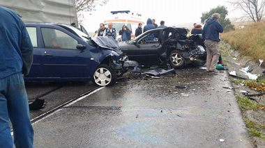 O femeie a murit şi un bărbat este grav rănit, după ce două maşini s-au ciocnit în judeţul Iaşi