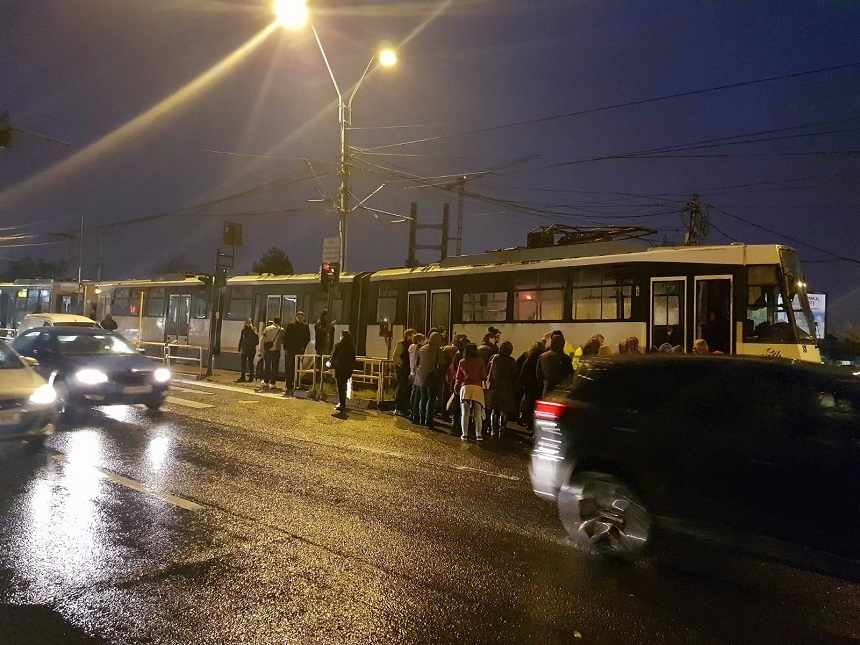 Un tramvai al liniei 41 s-a blocat pe podul Ciurel, sensul spre Drumul Taberei. Alte peste 10 tramvaie sunt oprite în spatele lui
