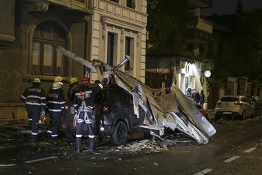 Bilanţ ISU în Bucureşti - două persoane rănite, 146 de copaci doborâţi de vânt, 80 de maşini avariate, în urma vântului puternic