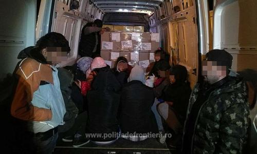 Arad: Douăzeci de migranţi, descoperiţi ascunşi într-un microbuz cu piese auto, la graniţa cu Ungaria