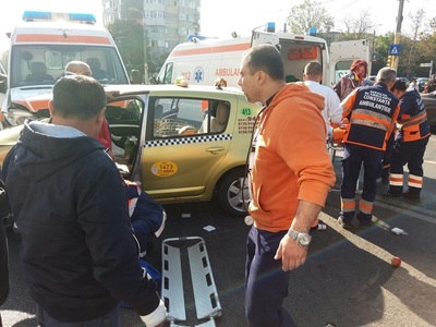 Constanţa: Patru persoane au fost rănite într-un accident în care au fost implicate o ambulanţă şi un taxi

