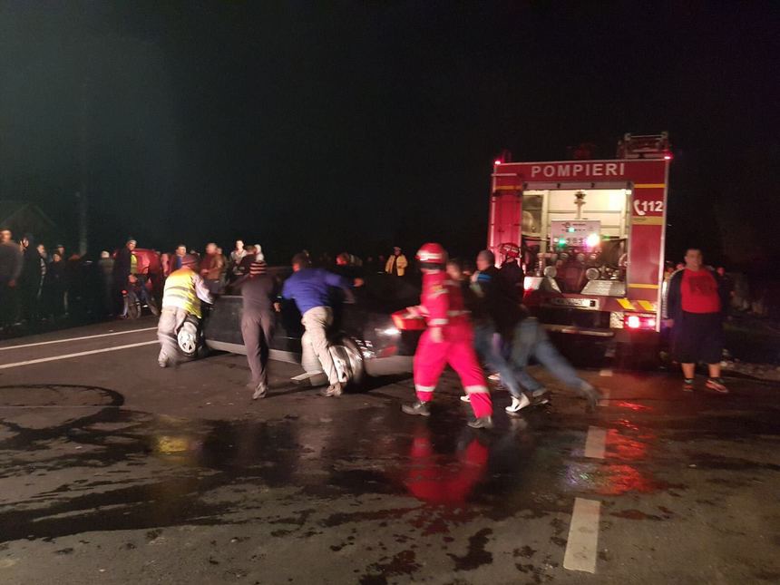 Prahova: Incendiul de la service-ul auto a fost stins. Trei autoturisme au fost distruse