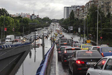 Circulaţie în condiţii de ploaie pe autostrăzile A 3 Bucureşti-Ploieşti şi A 2 Bucureşti-Constanţa