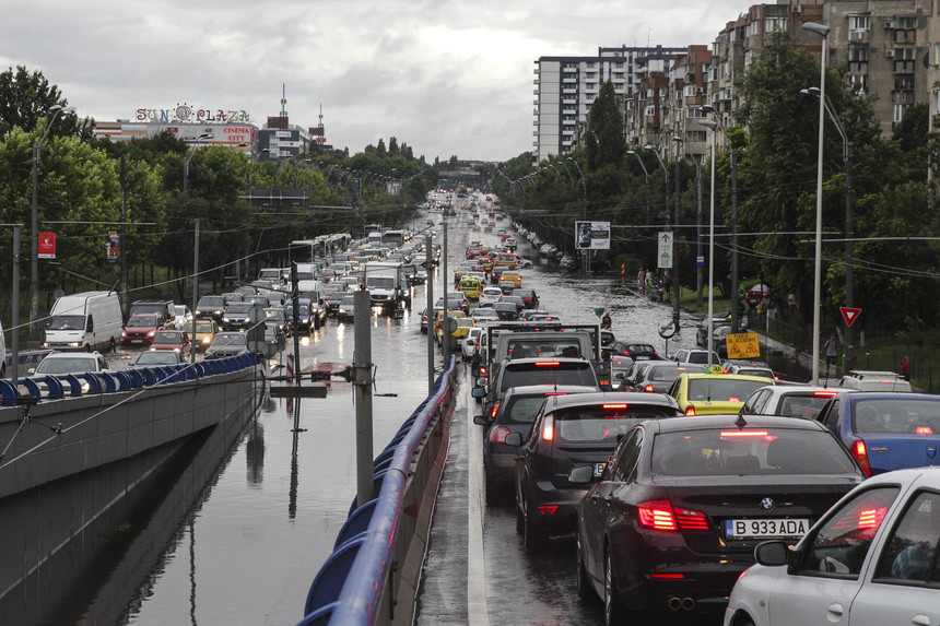 Circulaţie în condiţii de ploaie pe autostrăzile A 3 Bucureşti-Ploieşti şi A 2 Bucureşti-Constanţa