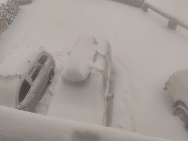 Mai mulţi turişiti au rămas blocaţi cu maşinile la Bâlea Lac, din cauza viscolului. FOTO/VIDEO