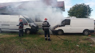 Olt: Două autoutilitare au fost distruse în urma unui incendiu puternic. VIDEO 