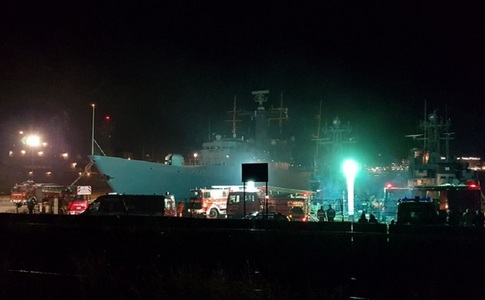 Constanţa: Incendiul izbucnit la o navă militară a fost stins; militarii au evacuat armamentul şi muniţia de la bord

