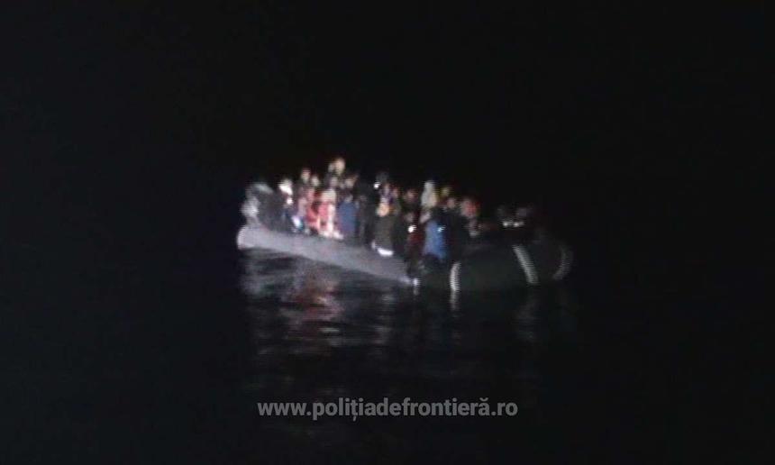Peste 70 de persoane aflate pe o barcă gonflabilă în Marea Egee, salvate de poliţiştii de frontieră români