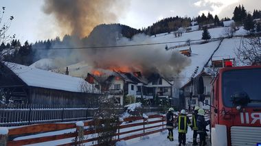 Incendiu la o casă şi o pensiune în Moieciu de Sus. Cinci persoane au avut nevoie de îngrijiri medicale