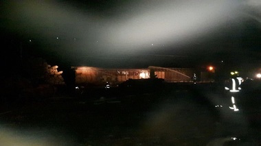 UPDATE - Incendiul de la vagonul încărcat cu azotat aflat în gara Breaza a fost localizat. O scânteie produsă prin frânare care a determinat aprinderea podelei din lemn a vagonului, posibilă cauză a incidentului. VIDEO