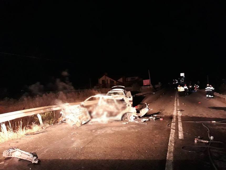 Suceava: Cinci oameni au murit după ce maşina în care se aflau s-a ciocnit cu un camion şi a luat foc. FOTO