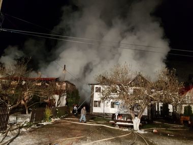Incendiul de la Moieciu de Sus a fost stins după o operaţiune de peste 12 ore. Cauza este în curs de stabilire
