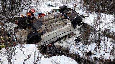 Trei persoane rănite după ce maşina în care se aflau a derapat şi s-a răsturnat într-o râpă, la Predeal