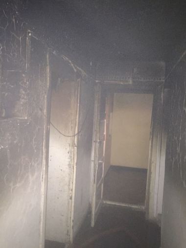 Vrancea: O persoană intoxicată cu fum şi alta cu atac de panică, în urma unui incendiu produs într-un bloc. Mai multe persoane au fost evacuate