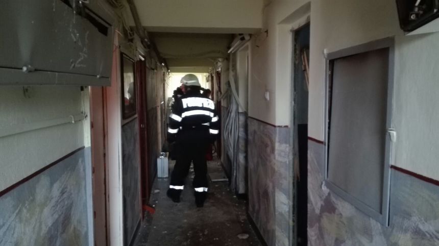 Explozie într-un bloc din Lugoj din cauza unei butelii. Un om a fost rănit, alte 20 de persoane evacuate. FOTO