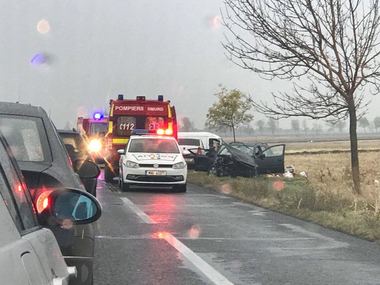 Buzău: Patru persoane, între care un copil de un an, rănite într-un accident rutier în care au fost implicate trei maşini