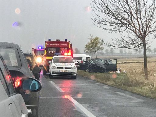 Buzău: Patru persoane, între care un copil de un an, rănite într-un accident rutier în care au fost implicate trei maşini