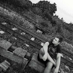Vrancea: Un tânăr de 19 ani care asculta muzică la căşti, călcat de un tren pe care nu l-a auzit