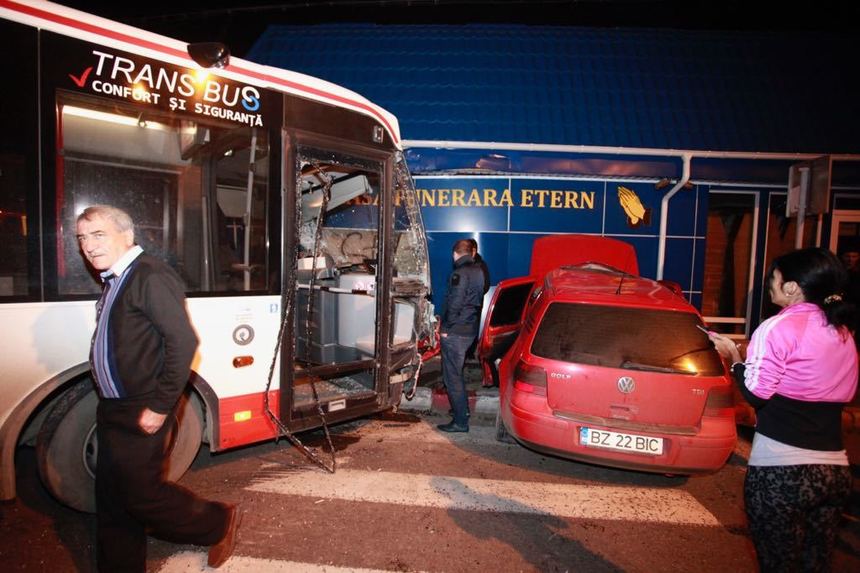 Trei răniţi, după ce o maşină a lovit un autobuz în municipiul Buzău, ambele autovehicule fiind proiectate într-un magazin de pompe funebre. FOTO